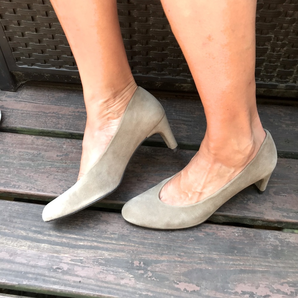 Stuart Weitzman Classic Suede Pump | Size 8.5 - image 6